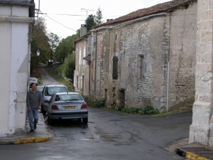 La maison du garde-champ&ecirc;tre est celle qui a les volets blancs (Ph. G. BRANCHUT 2004)
