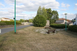 Le transformateur en ao&ucirc;t 2010 cach&eacute; par une plantation d'arbres (Ph. G. BRANCHUT)