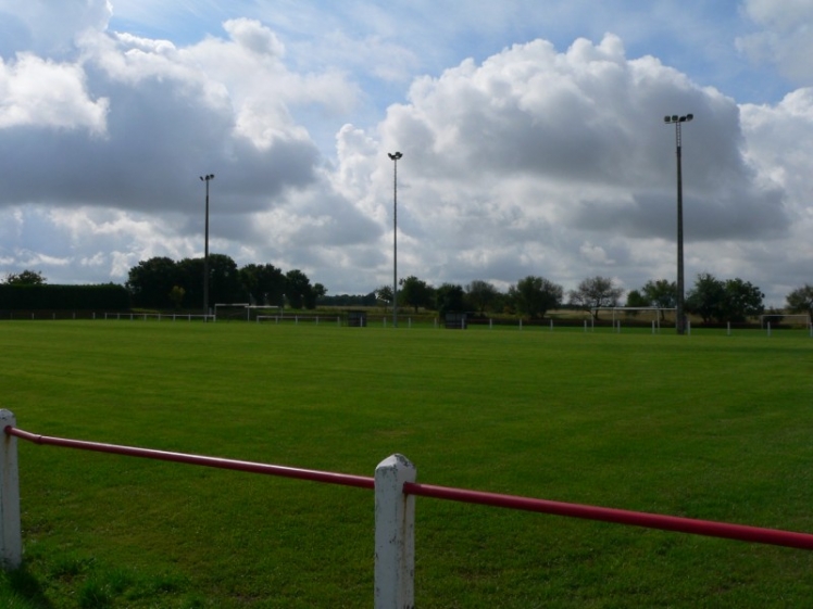 Le terrain d'honneur avec plus loin le terrain d'entra&icirc;nement et l'&eacute;clairage (Ph. G. BRANCHUT 2007)