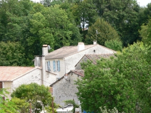 Au fond, le presbyt&egrave;re en question. Appartenant en 2008 &agrave; la famille PRECIGOUT (Ph. G. BRANCHUT)